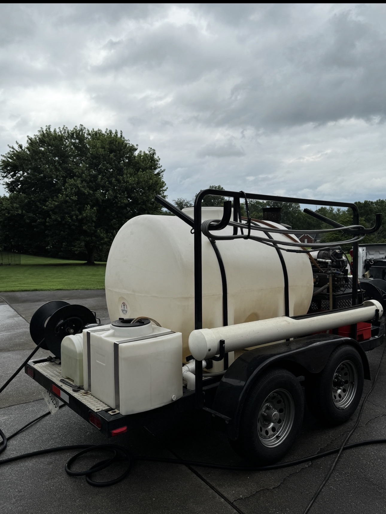 Pressure washing trailer rig and tank setup